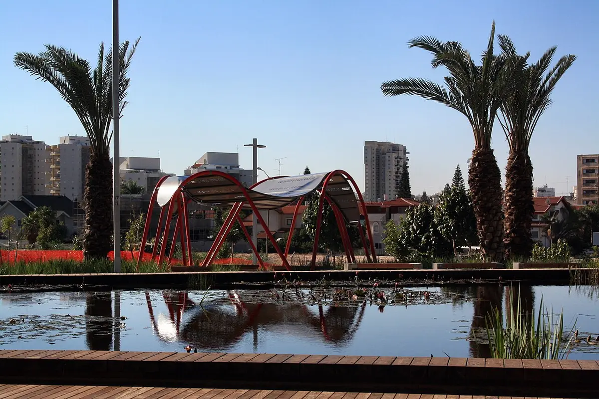 הבריכה האקולוגית והקשתות האדומות בגן בעברית, ראשון לציון