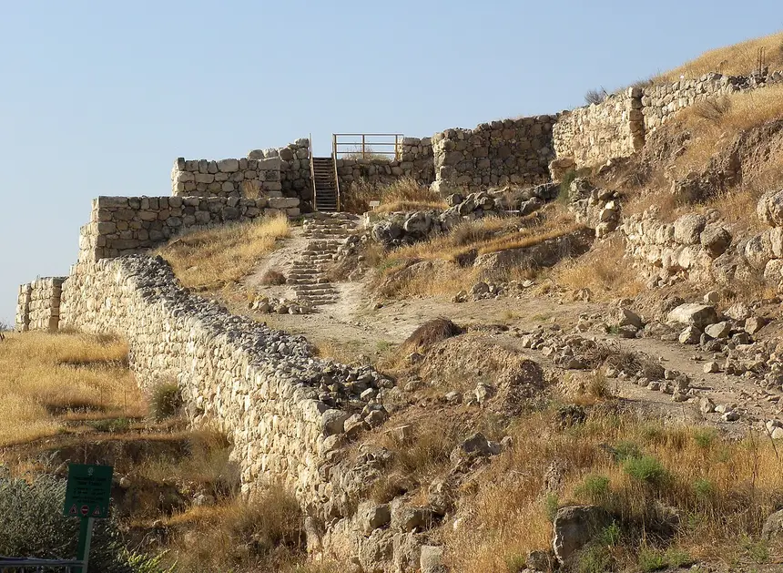 שער העיר הקדומה בגן לאומי תל לכיש