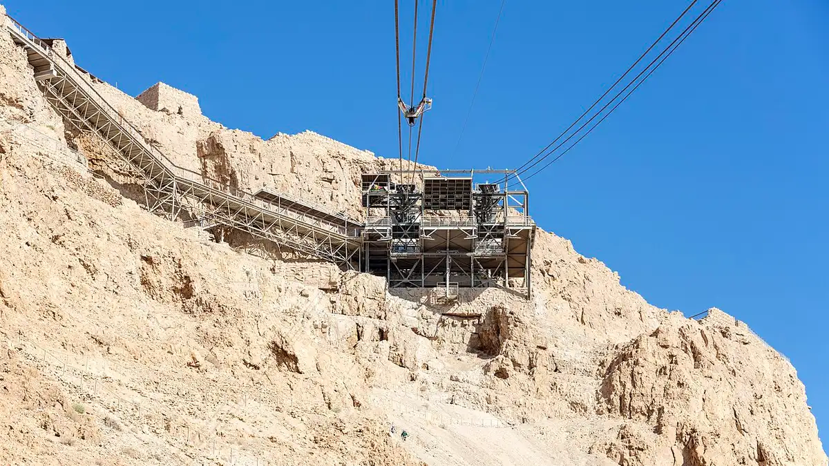 הרכבל בדרך אל פסגת מצדה מעל מדבר יהודה