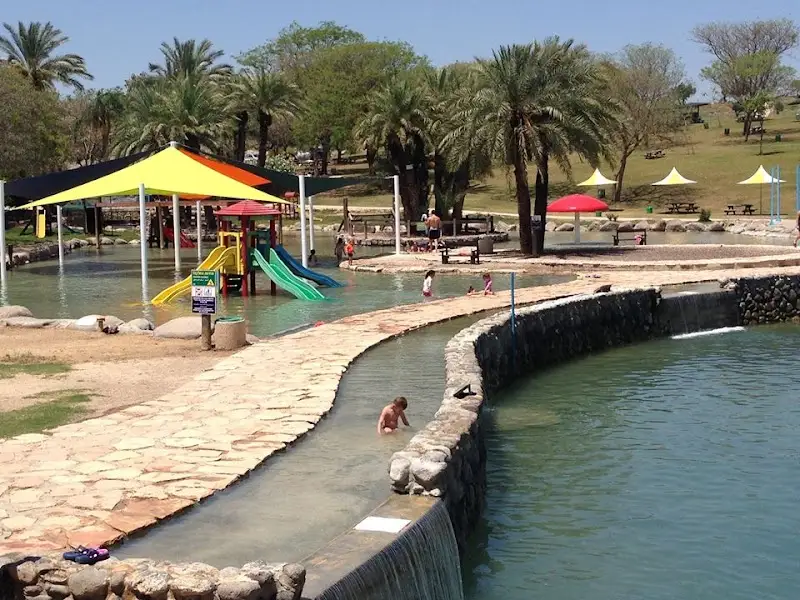 גני חוגה פארק מעיינות וקמפינג משפחתי בעין חוגה — בילוי משפחתי עם ילדים