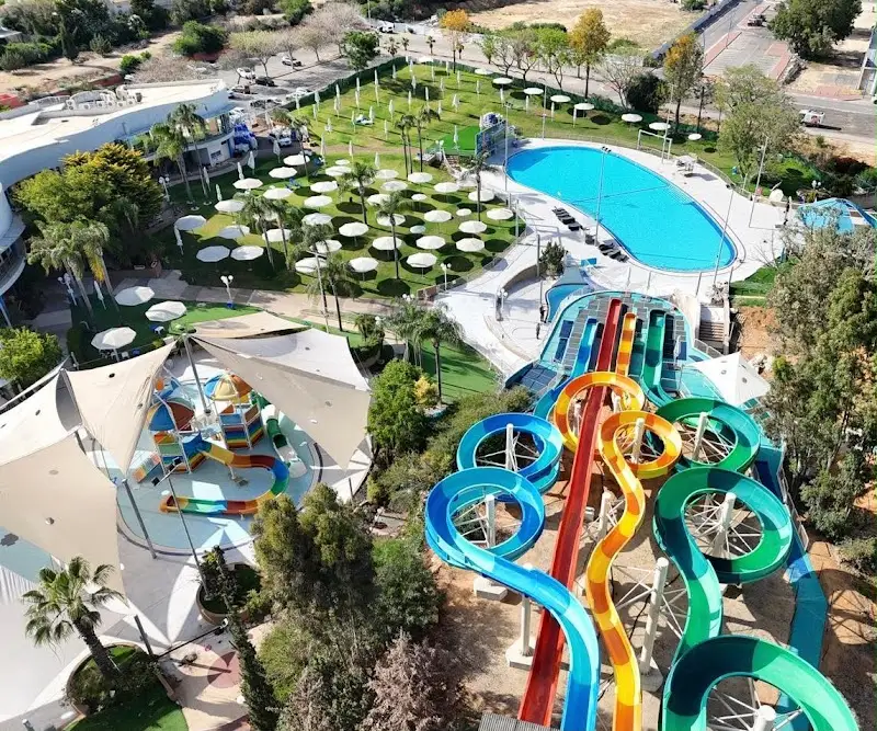 פארק המים יבנה ביבנה — בילוי משפחתי עם ילדים