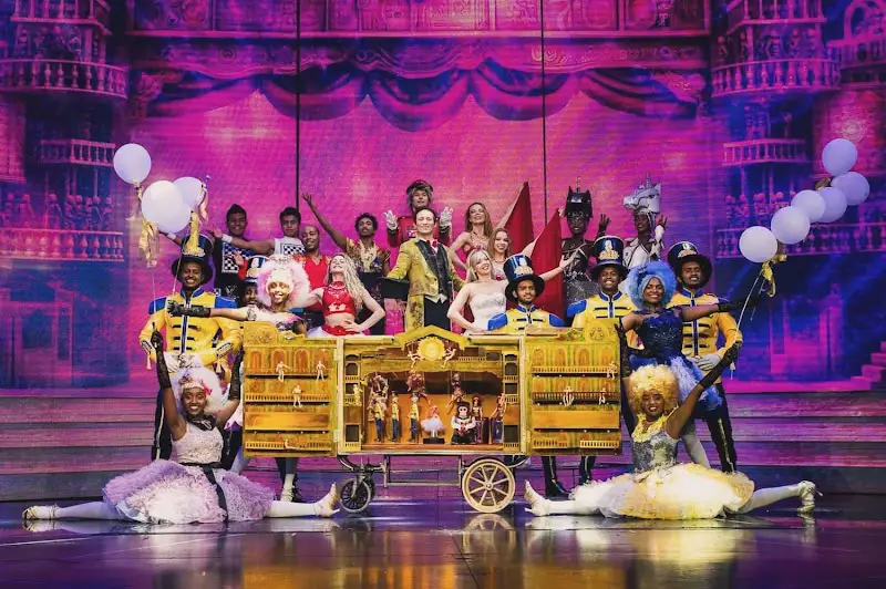 תיאטרון ישרוטל אילת WOW Show באילת — בילוי משפחתי עם ילדים