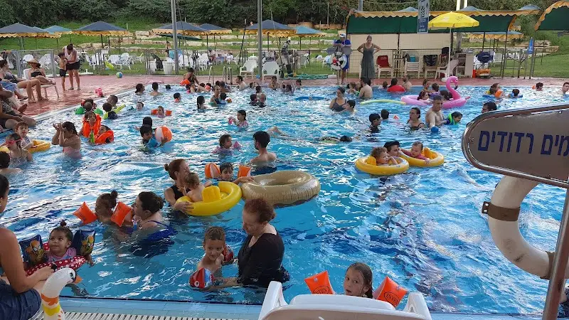 בריכת שחייה בית יהושע בבית יהושע — בילוי משפחתי עם ילדים