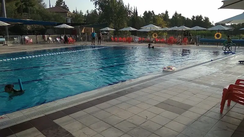 בריכת בית זית בבית זית — בילוי משפחתי עם ילדים