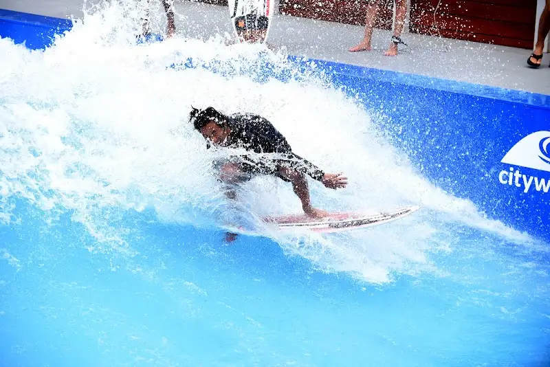 CITYWAVE בריכת גלישה בחדרה — בילוי משפחתי עם ילדים