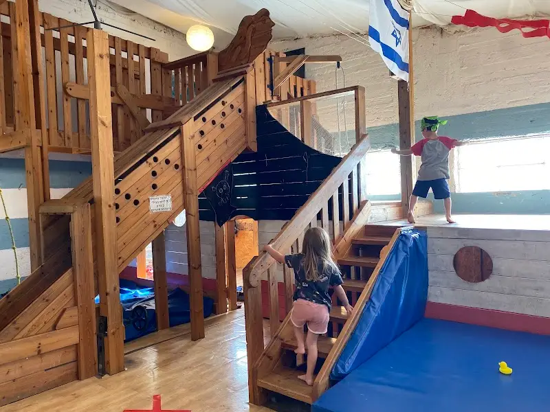 הבית בנמל בעין גב — בילוי משפחתי עם ילדים
