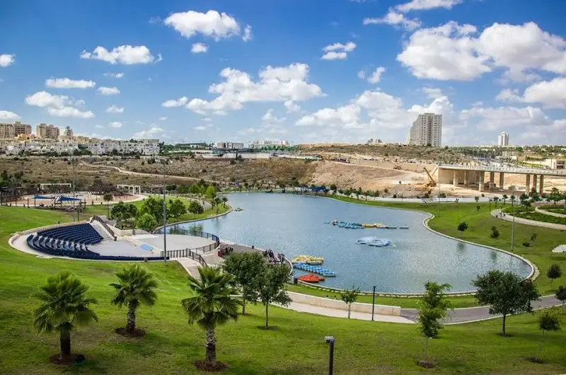 אגם מלאכותי בפארק ענבה עם סירות פדלים
