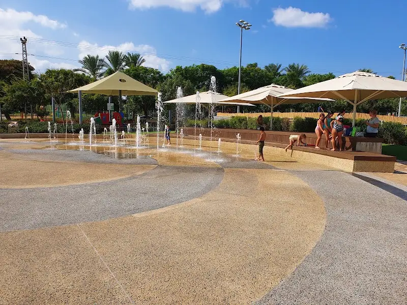 מזרקות המים בספורטק נווה זמר ברעננה — בילוי משפחתי עם ילדים