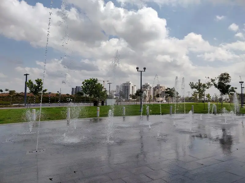 מזרקות פארק דרום בגבעת שמואל — בילוי משפחתי עם ילדים
