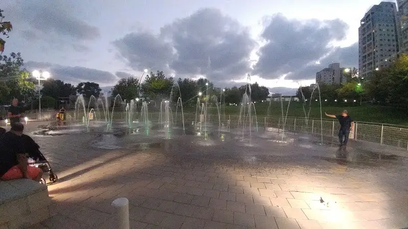 מזרקת פארק גבעתיים בגבעתיים — בילוי משפחתי עם ילדים