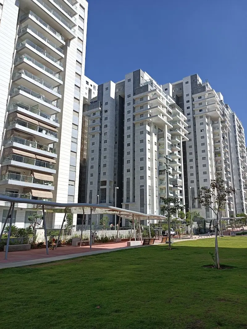 מזרקות שדרת המגדלים בחולון — בילוי משפחתי עם ילדים