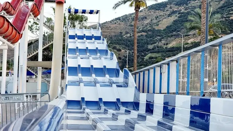 פארק המים חוף גיא בכנרת — בילוי משפחתי עם ילדים