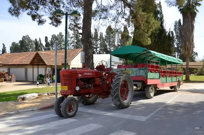 מוזיאון הטרקטורים - חצר ראשונים בעין שמר — בילוי משפחתי עם ילדים