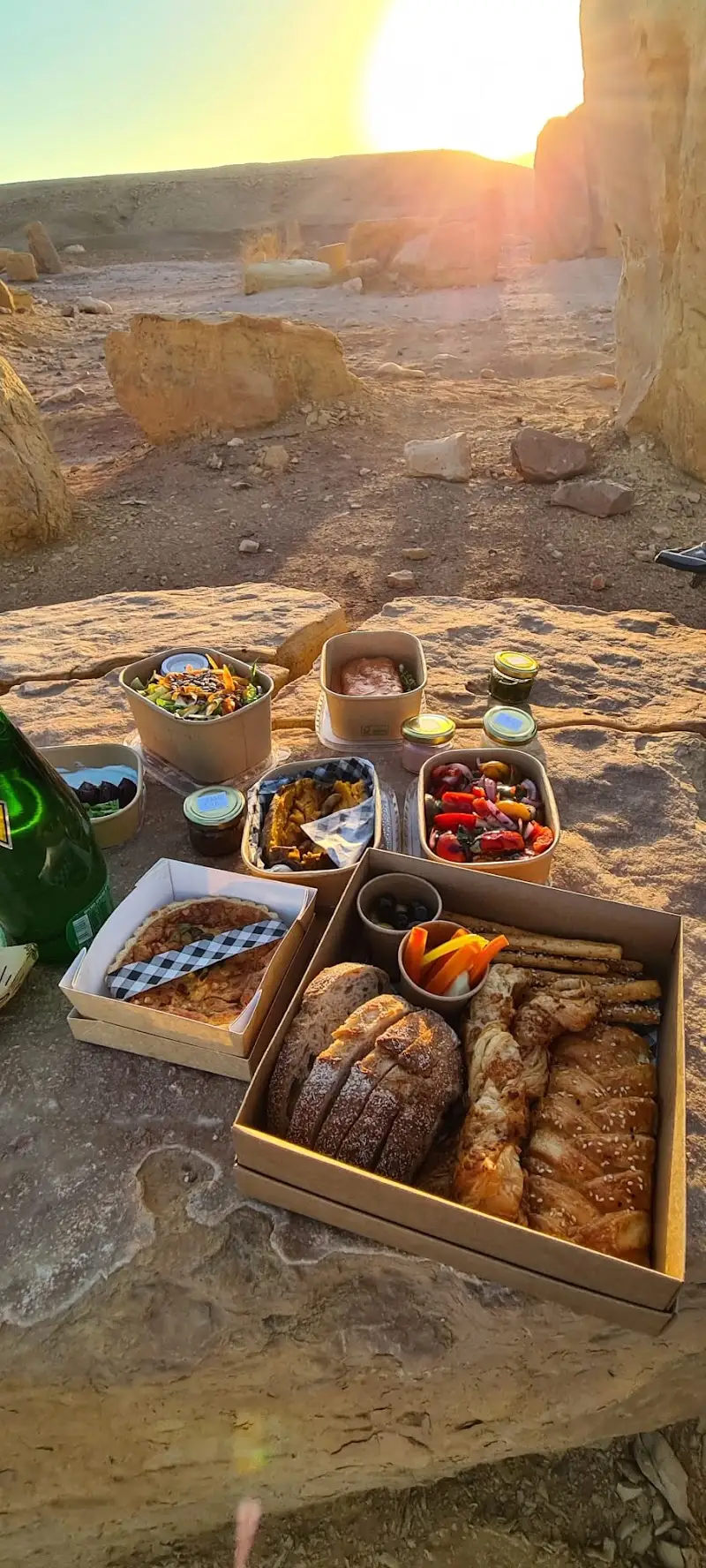 מצפאית פיקניק במדבר Mitzpe Eat במצפה רמון — בילוי משפחתי עם ילדים
