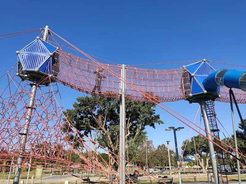 פארק משחקים לילדים אגמים באשקלון — בילוי משפחתי עם ילדים
