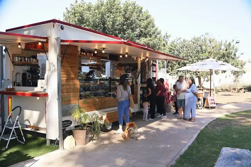 עגלת קפה מאיו בפתח תקווה — בילוי משפחתי עם ילדים